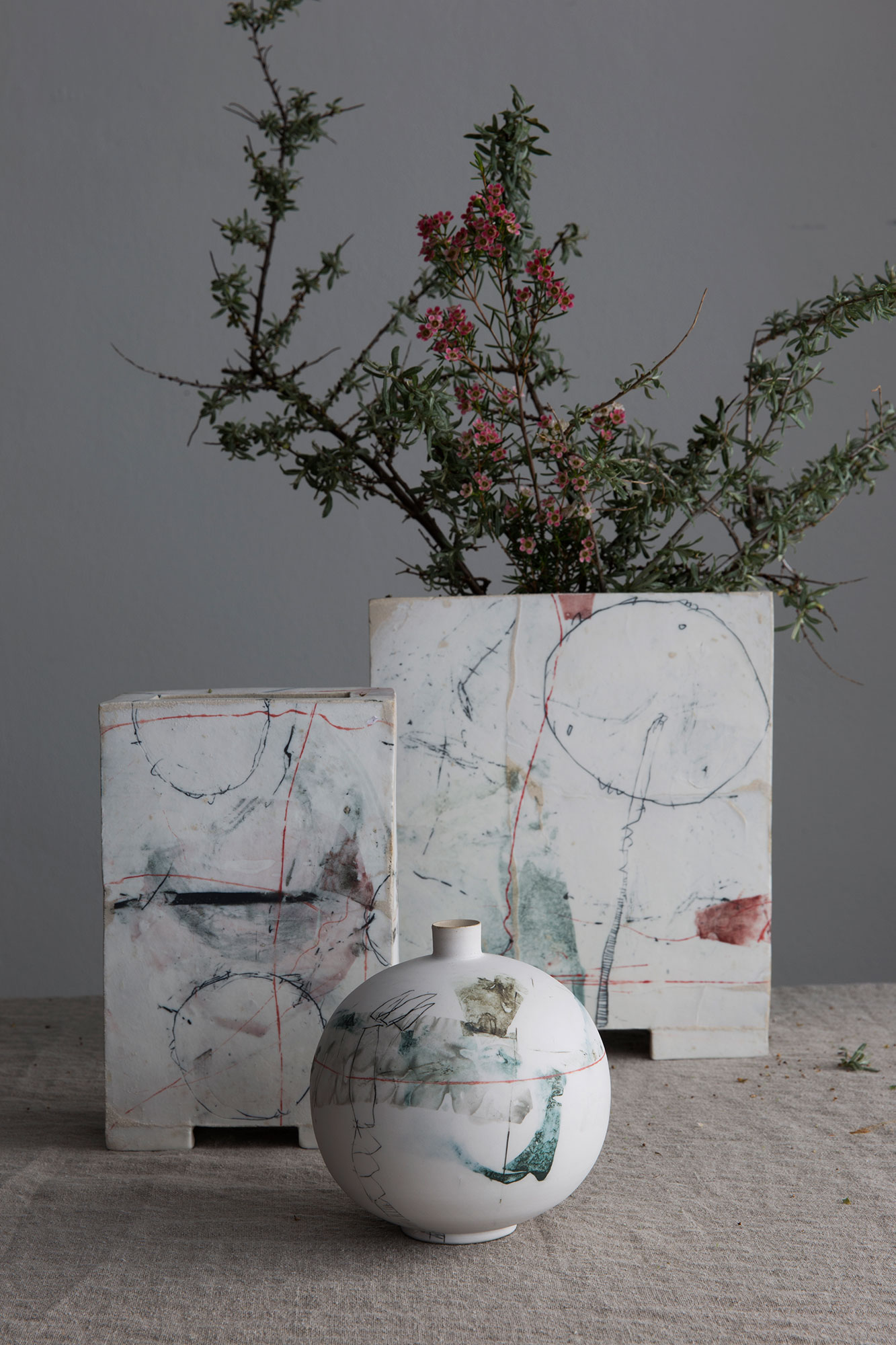 Keramikvasen mit floraler Dekoration